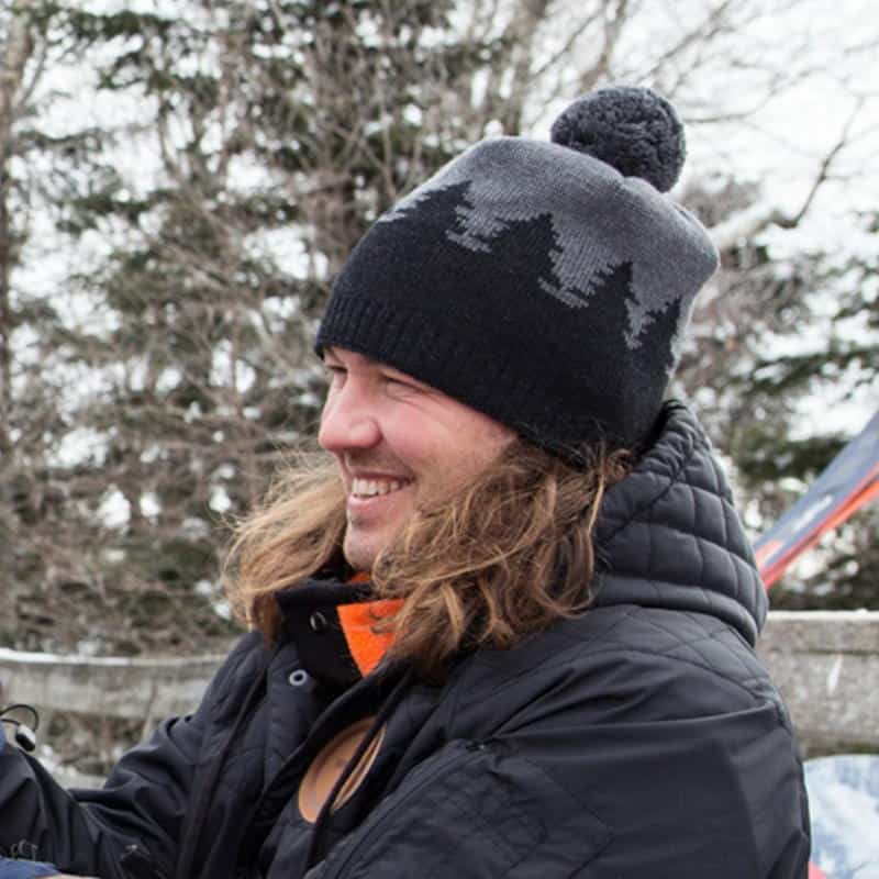 Le bonnet KOMBI Tall Tree en tricot jacquard d’un mélange de laine mérinos est conçu et fabriqué au Canada pour vous garder au sec tout au long de l’hiver à Winnipeg, au Manitoba