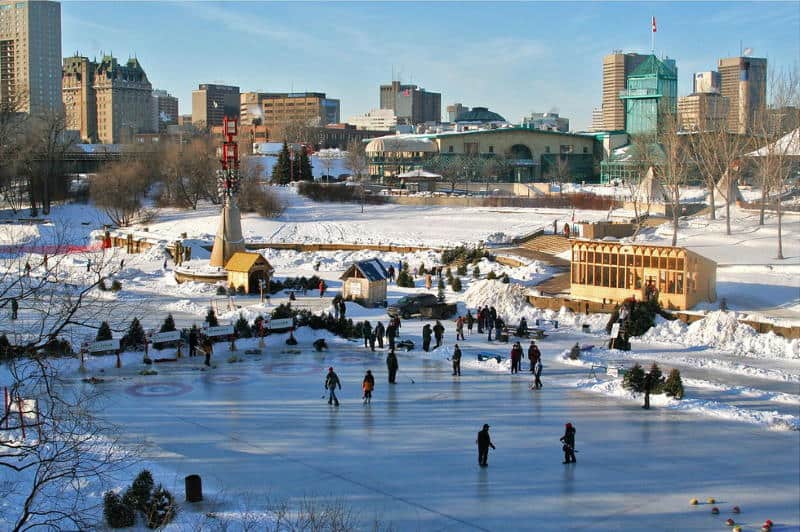 Le curling sur la rivière Rouge à Winnipeg (MB) est l’occasion parfaite de porter votre bonnet KOMBI