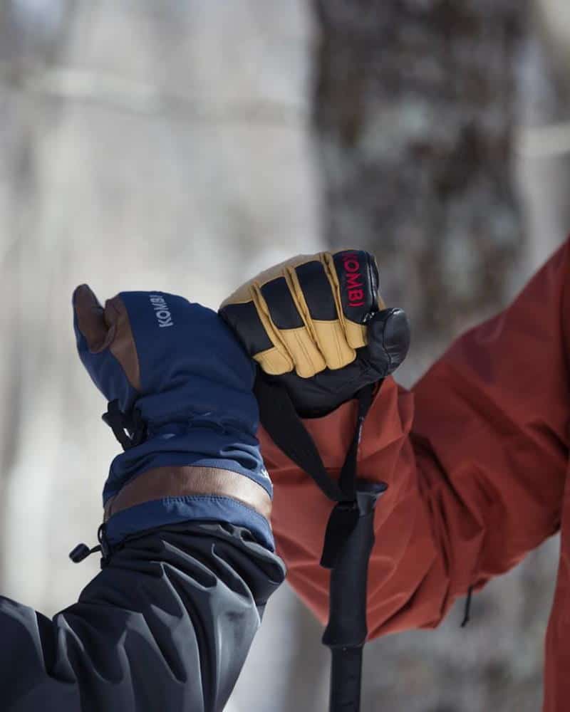 Le ski est plus amusant avec des amis et plus chaud avec des gants d’hiver KOMBI de la collection Élite.
