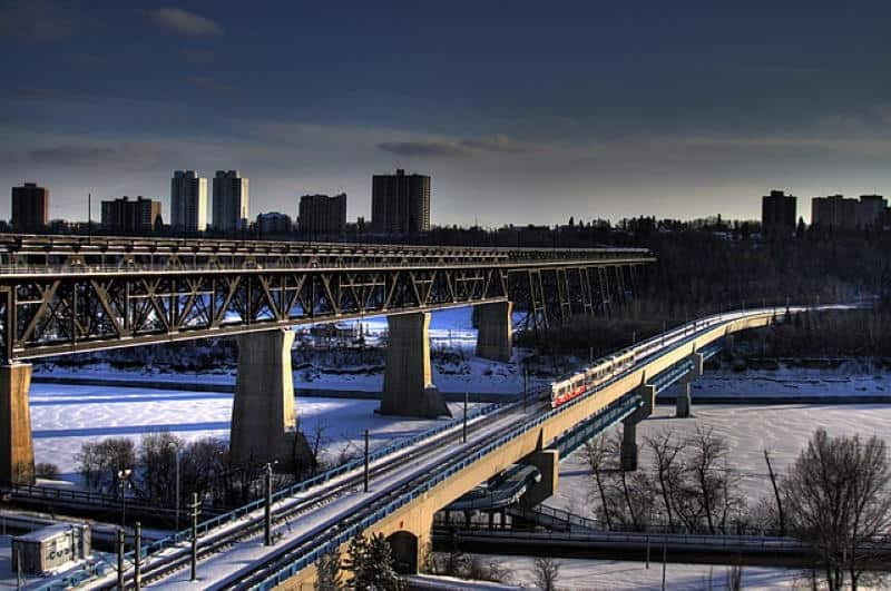 La rivière Saskatchewan Nord à Edmonton en Alberta. Gants d’hiver KOMBI.
