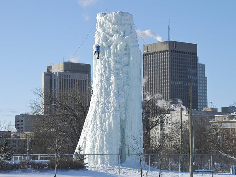 La tour de glace du Club d’escalade de Saint-Boniface avec le centre-ville de Winnipeg à l'arrière-plan, au Manitoba. Bonnet KOMBI.